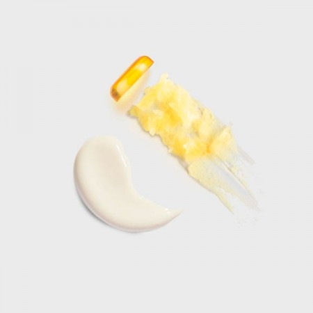 Textura cremosa de la Crema Solar SPF50 junto al stick protector invisible.
